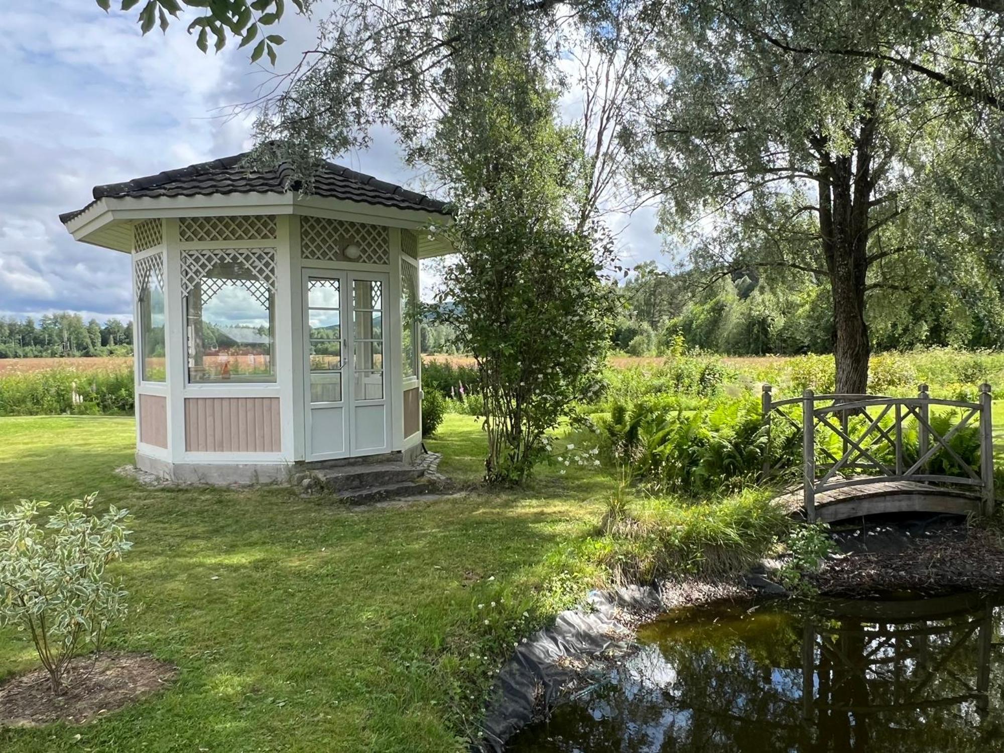 Rosa Huset Osebol Stollet